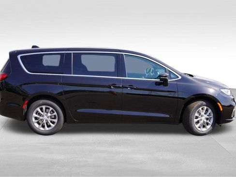 New 2026 Chrysler Pacifica Select AWD/4WD image 2