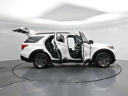Used 2023 Ford Explorer XLT w/ Equipment Group 202A RWD image 4
