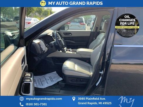 Used 2022 Nissan Pathfinder SL AWD/4WD image 9
