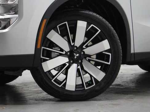 New 2025 Mitsubishi Outlander SE image 3