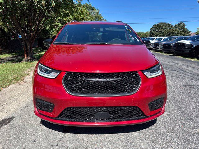 Used 2025 Chrysler Pacifica Limited FWD image 2