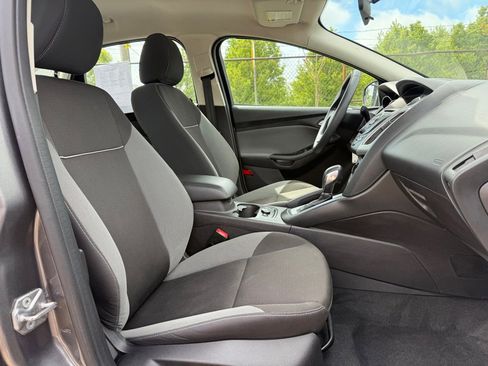 Used 2014 Ford Focus SE w/ SE Winter Package FWD image 9