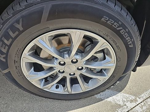 Certified 2021 Jeep Cherokee Latitude Plus w/ Sun & Sound Group image 4