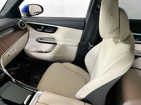 Used 2025 Mercedes-Benz GLC 300 4MATIC image 25
