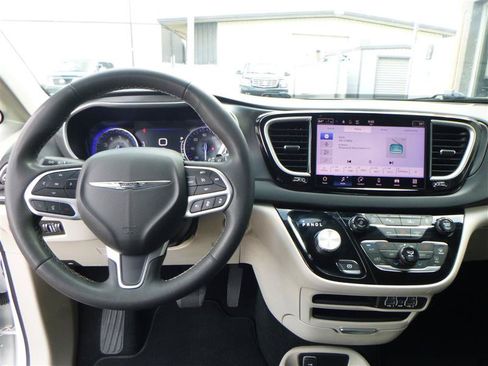 Used 2023 Chrysler Pacifica Touring-L FWD image 12