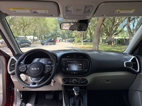 Used 2025 Kia Soul LX w/ LX Technology Package FWD image 30