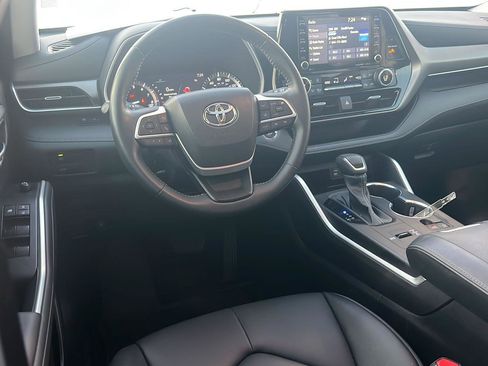 Used 2022 Toyota Highlander XLE image 19
