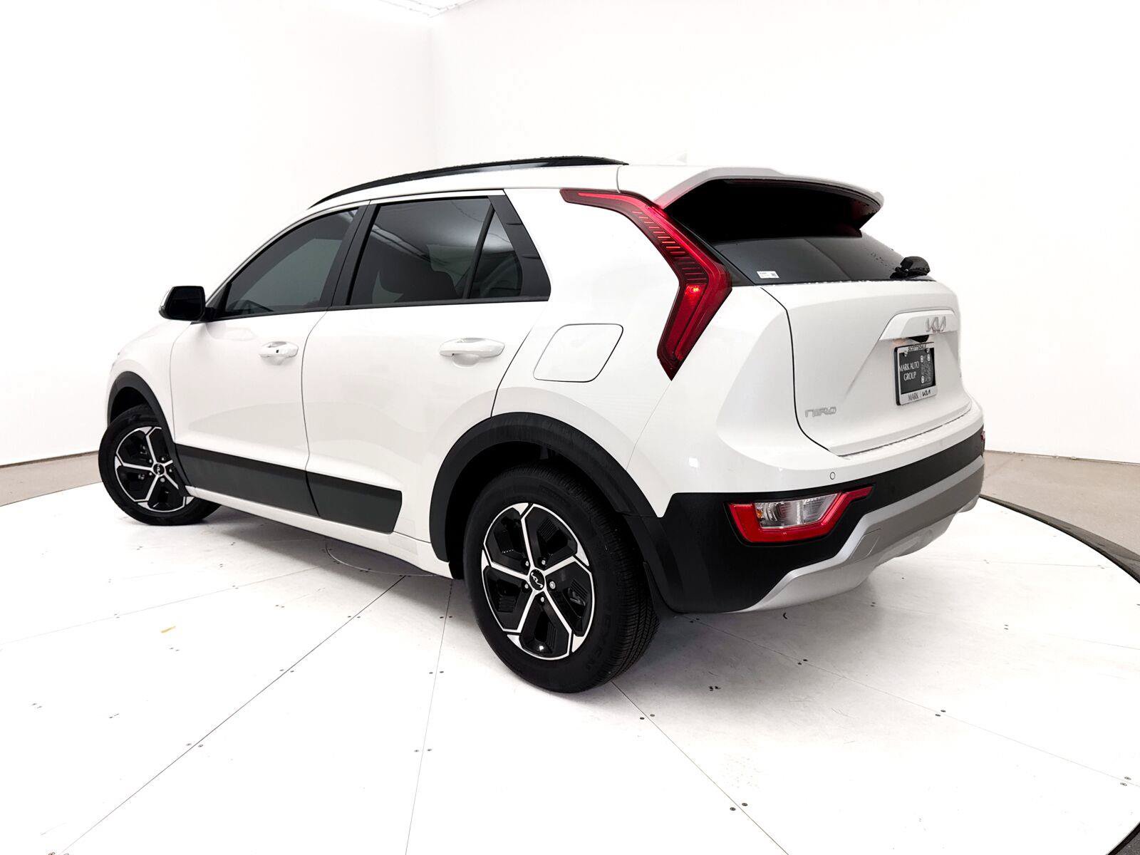 Used 2025 Kia Niro EX FWD image 2