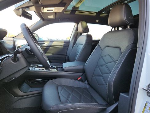 New 2026 Volkswagen Atlas Cross Sport SE image 13