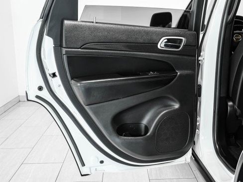 Used 2018 Jeep Grand Cherokee Laredo image 38