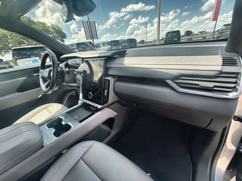Certified 2026 GMC Acadia Elevation w/ Elevation Premium Package FWD image 28