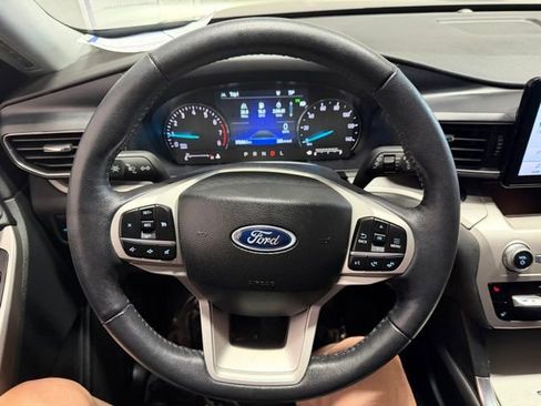 Used 2023 Ford Explorer XLT w/ Equipment Group 202A AWD/4WD image 32