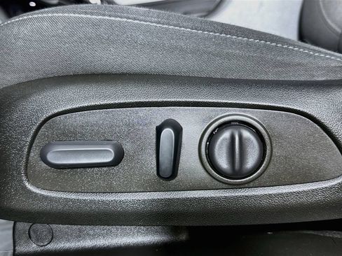 Used 2022 Chevrolet Traverse LT FWD image 18