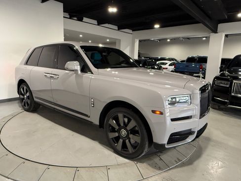 Used 2023 Rolls-Royce Cullinan w/ Cullinan Package image 30