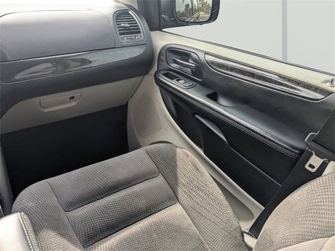 Used 2018 Dodge Grand Caravan SE w/ UConnect Hands-Free Group image 16