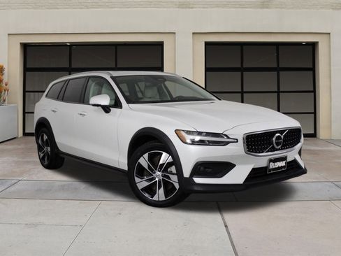 Certified 2025 Volvo V60 B5 Cross Country Plus image 34