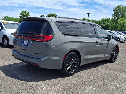 Used 2025 Chrysler Pacifica Limited FWD image 12