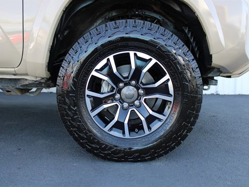 Used 2020 Toyota Tacoma TRD Sport w/ Technology Package AWD/4WD image 7