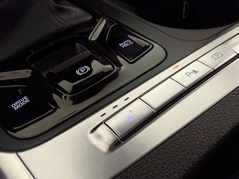 Used 2025 Kia Carnival EX FWD image 20