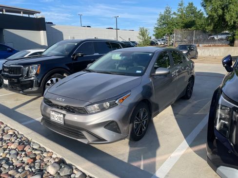 Used 2022 Kia Forte LXS FWD image 2