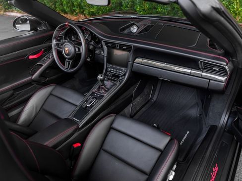 Used 2019 Porsche 911 Speedster RWD image 17