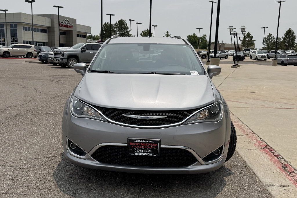 Used 2018 Chrysler Pacifica Touring-L FWD image 3
