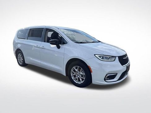 Used 2024 Chrysler Pacifica Touring-L image 10