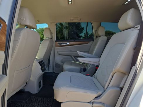 Used 2024 Volkswagen Atlas SE FWD image 13