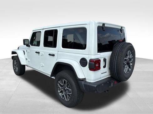 Used 2026 Jeep Wrangler Unlimited Sahara AWD/4WD image 3