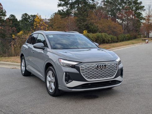 Used 2023 Audi Q4 e-tron Premium w/ Convenience Package image 3