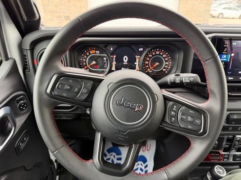 Used 2024 Jeep Wrangler Unlimited Rubicon image 17