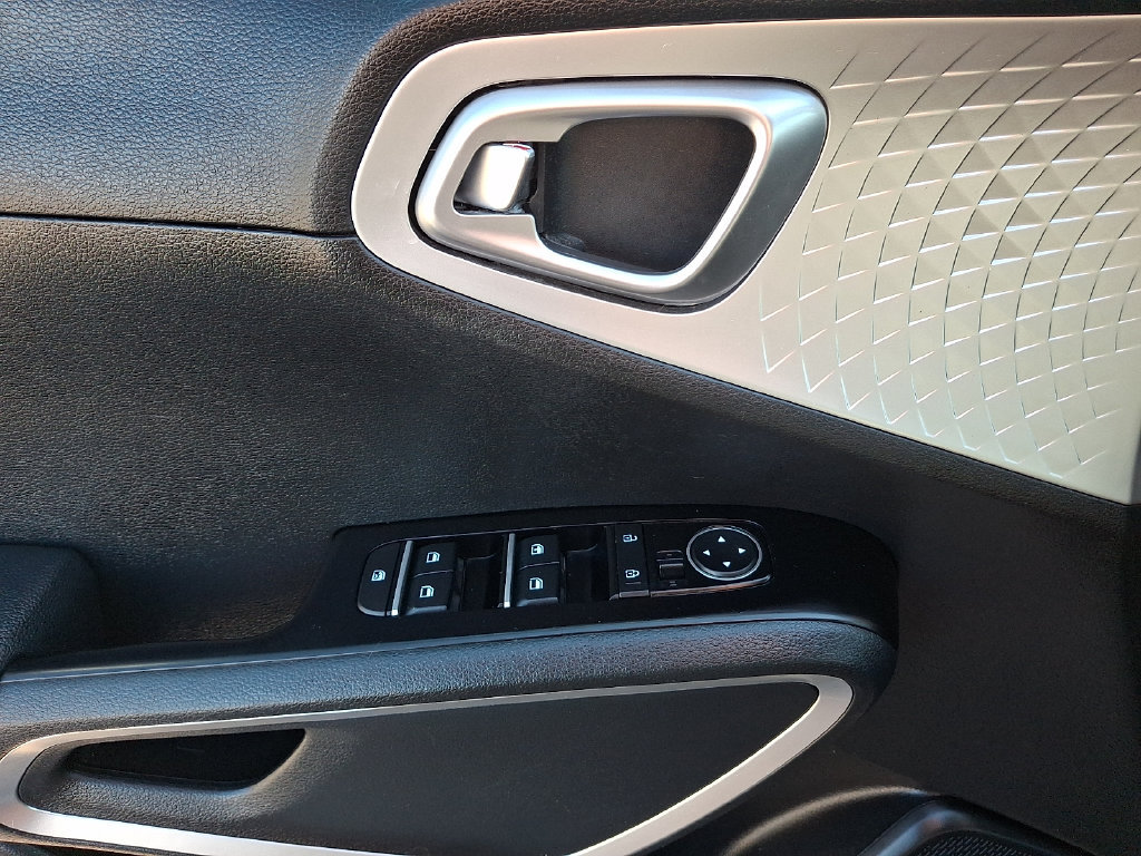 Used 2023 Kia Soul LX w/ LX Technology Package FWD image 15