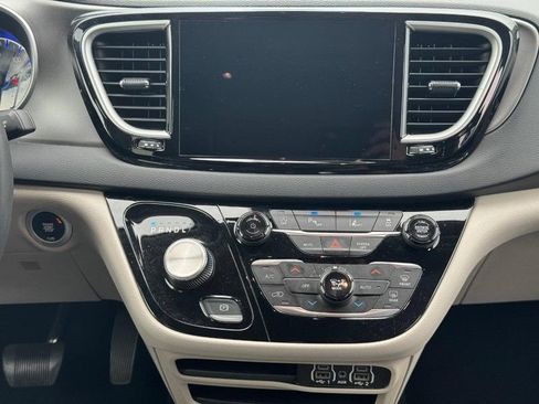 Used 2023 Chrysler Pacifica Touring-L FWD image 15
