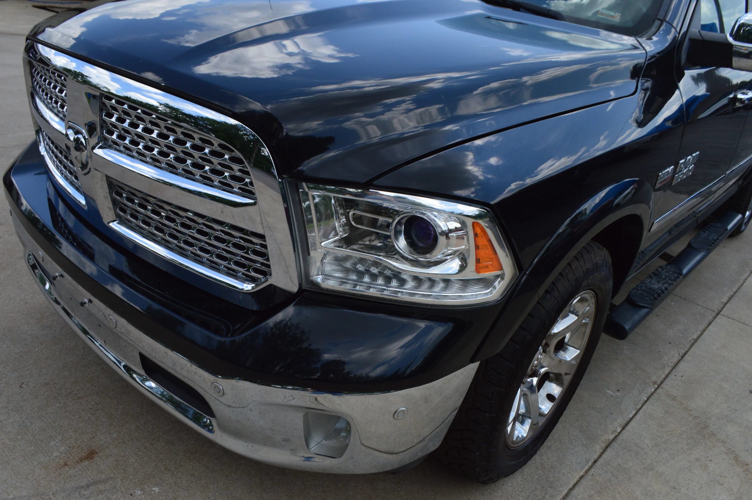 Used 2015 RAM 1500 Laramie w/ Convenience Group AWD/4WD image 3
