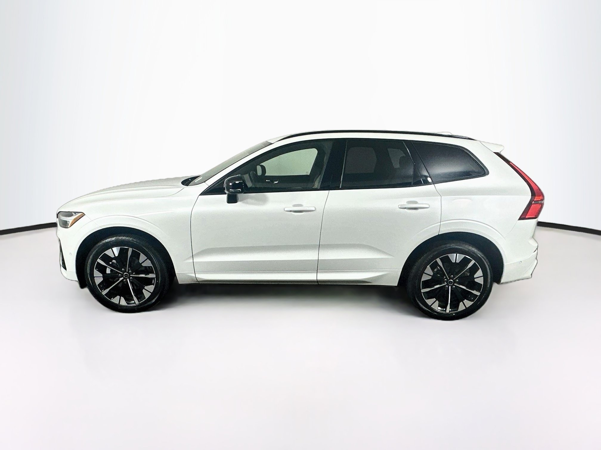 Used 2026 Volvo XC60 B5 Plus AWD/4WD image 4