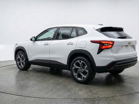 Used 2025 Chevrolet Trax LT FWD image 6