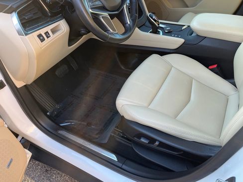 Used 2019 Cadillac XT5 AWD image 10