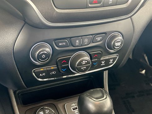 Used 2022 Jeep Cherokee Trailhawk AWD/4WD image 15