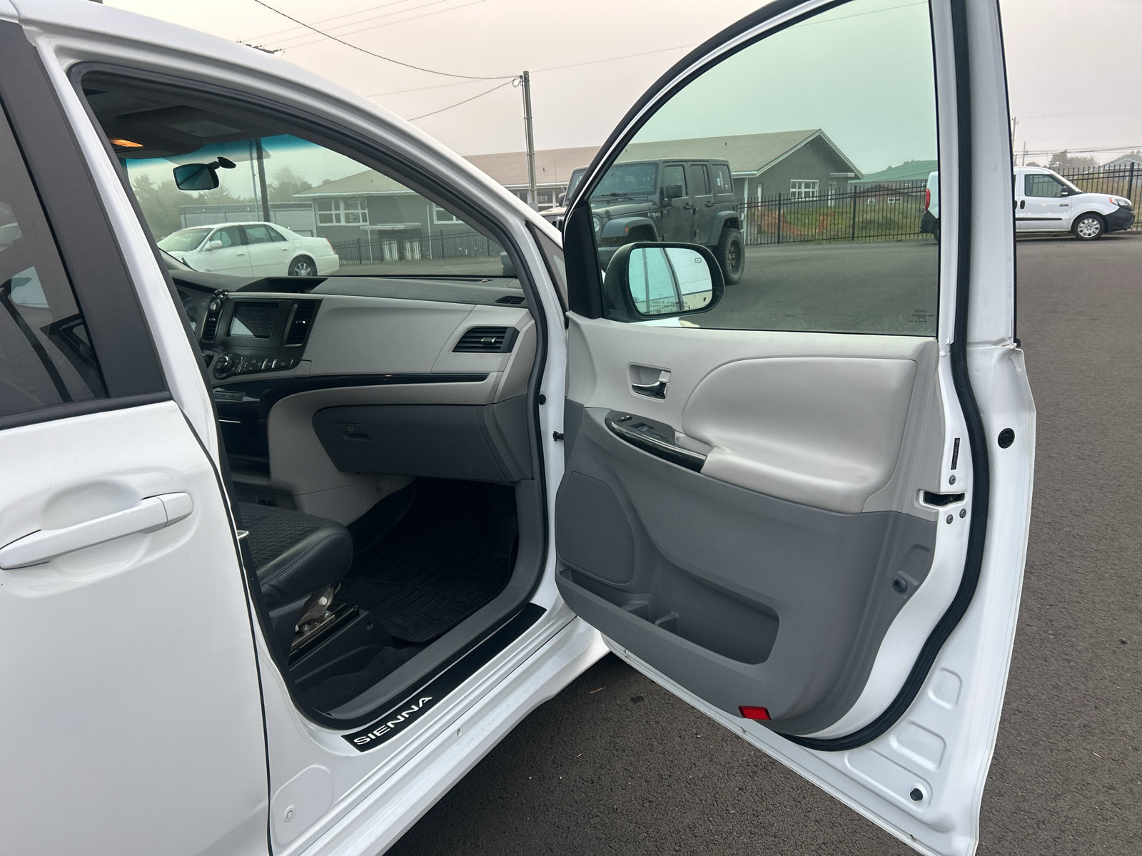Used 2011 Toyota Sienna SE w/ Preferred Pkg FWD image 26