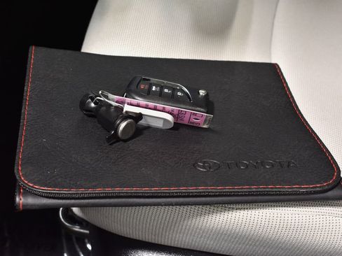 Used 2020 Toyota C-HR LE image 39