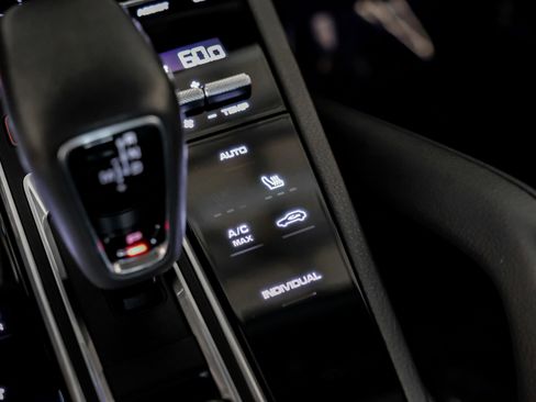 Used 2021 Porsche Cayenne w/ Premium Package image 40