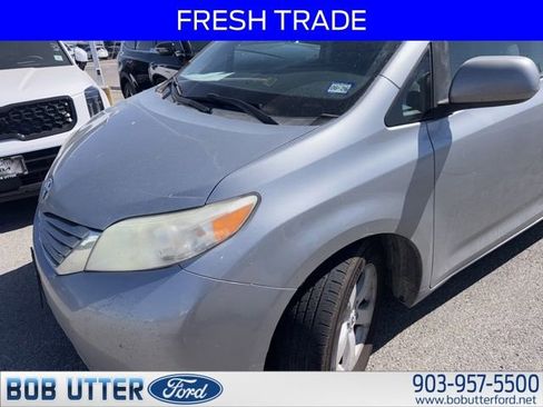 Used 2016 Toyota Sienna LE image 1