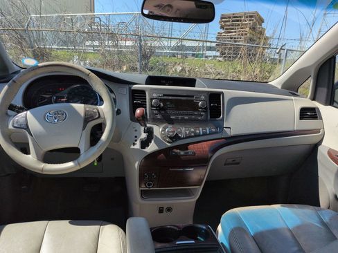 Used 2013 Toyota Sienna XLE FWD image 13