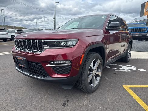 Used 2023 Jeep Grand Cherokee Limited AWD/4WD image 4