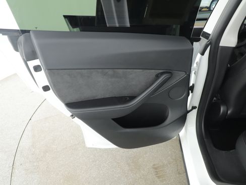 Used 2021 Tesla Model Y Performance image 11