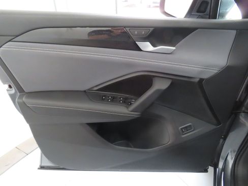 New 2025 Volkswagen Tiguan SE image 11