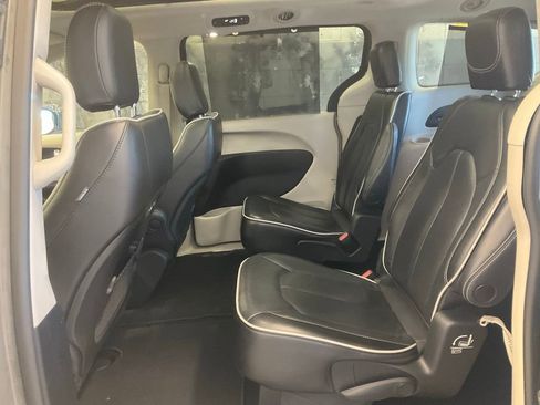 Used 2023 Chrysler Pacifica Limited FWD image 28