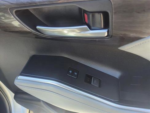 Used 2021 Toyota Highlander Limited FWD image 24