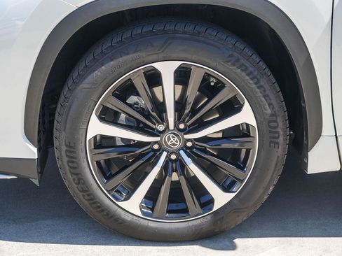 Used 2022 Toyota Highlander XSE FWD image 11