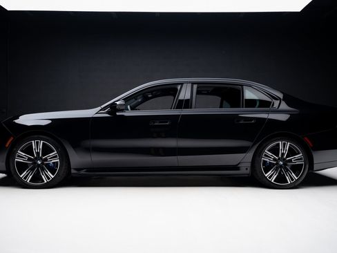 Used 2023 BMW i7 xDrive60 w/ Executive Package 2 image 17